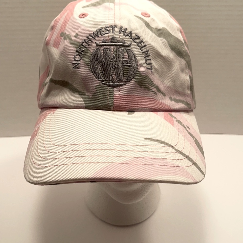 Women’s Camouflage pink baseball cap.